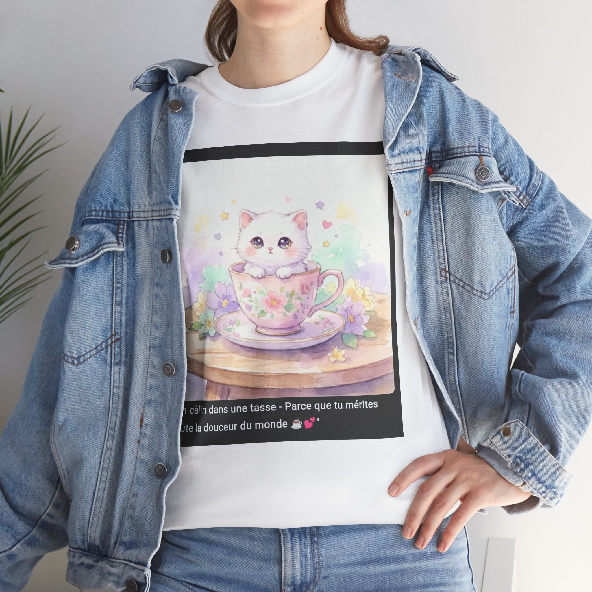 👕 T-SHIRT CHATON TASSE PASTEL - Design Exclusif Kawaii  💕 "Un Câlin dans une Tasse" - Porte la douceur sur toi !
