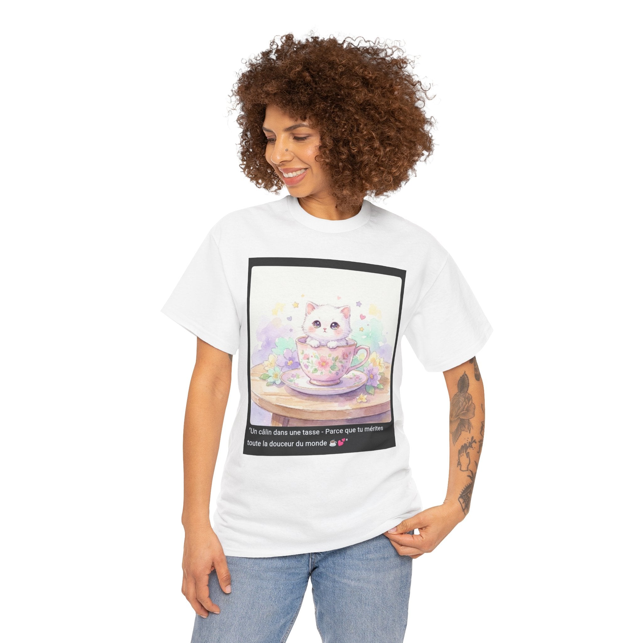 👕 T-SHIRT CHATON TASSE PASTEL - Design Exclusif Kawaii  💕 "Un Câlin dans une Tasse" - Porte la douceur sur toi !