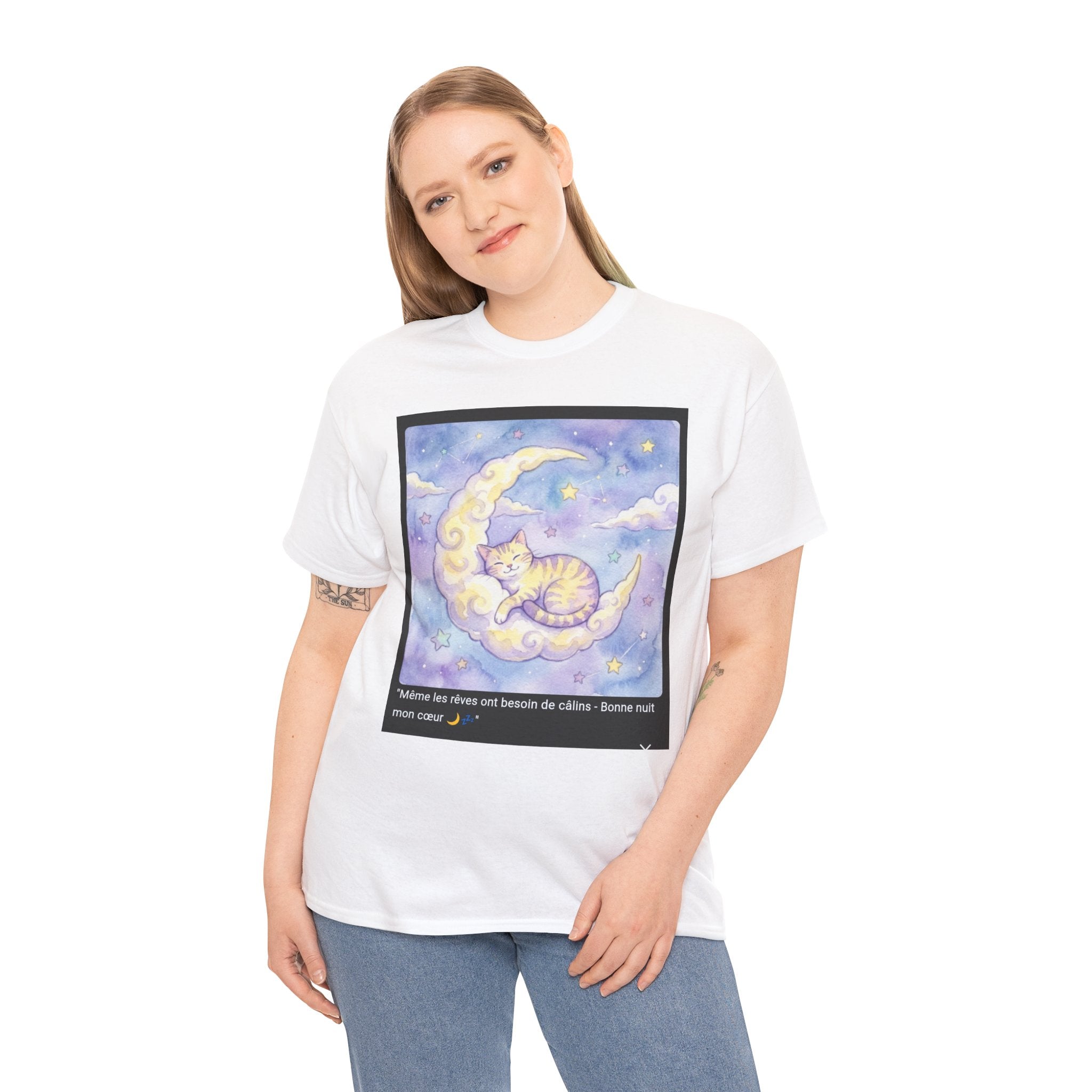 👕 T-SHIRT CHAT LUNE MAGIQUE - Design Onirique Doux  🌙 "Même les rêves ont besoin de câlins" - Porte la magie nocturne
