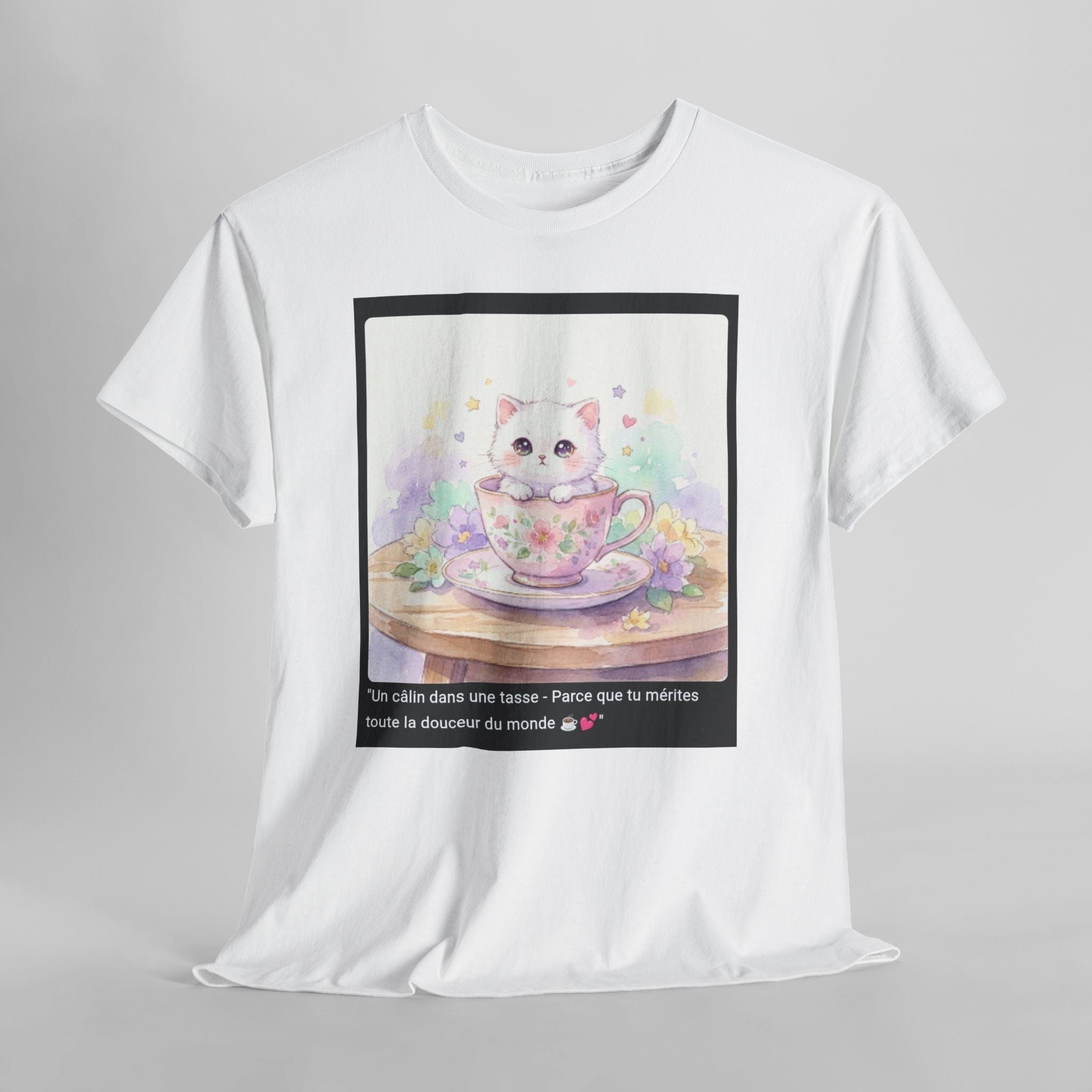 👕 T-SHIRT CHATON TASSE PASTEL - Design Exclusif Kawaii  💕 "Un Câlin dans une Tasse" - Porte la douceur sur toi !